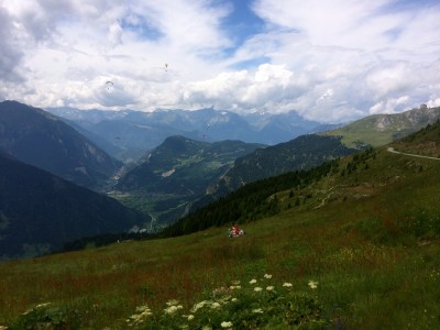 A Swiss afternoon - picnics and paragliding on our way to Les Ruinettes